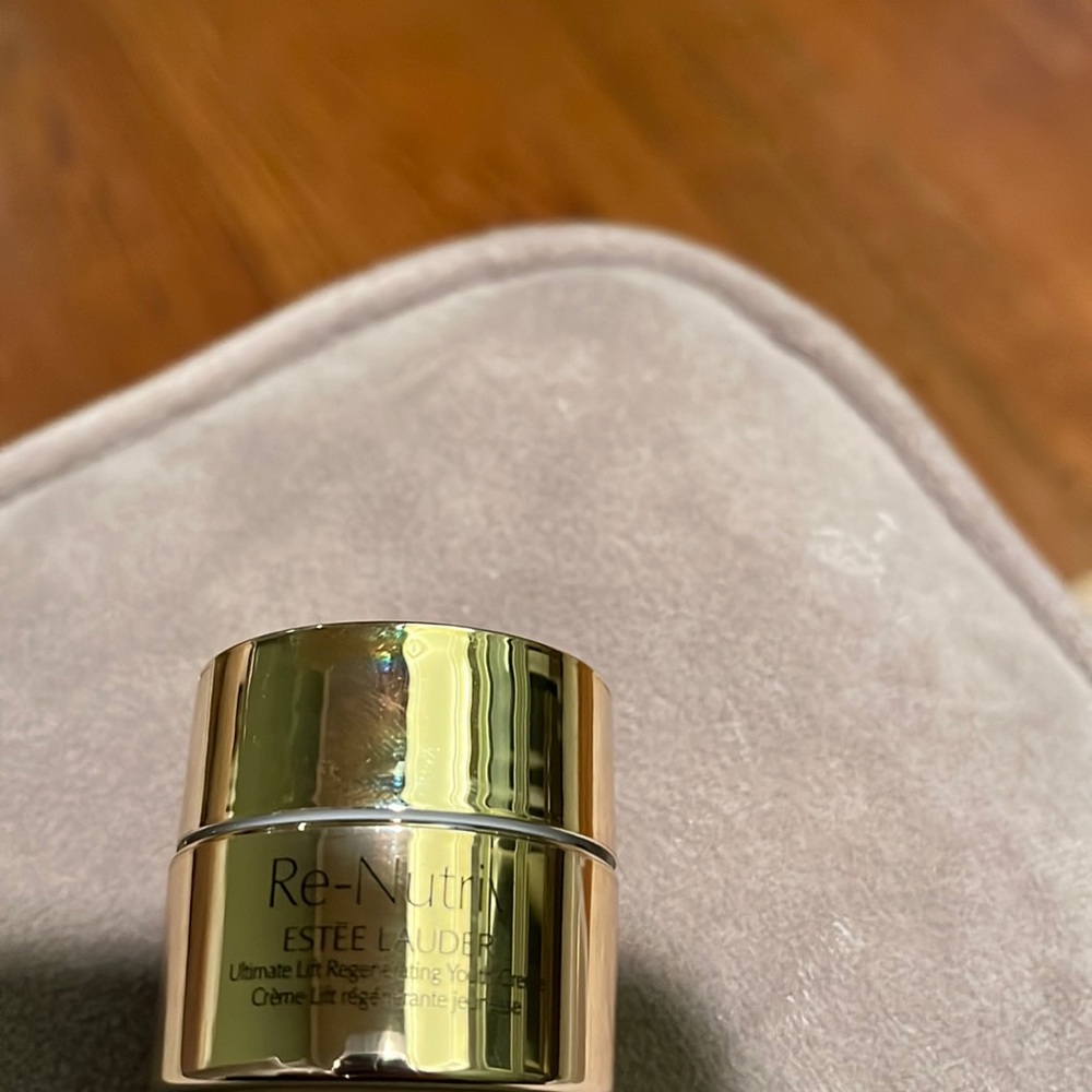 Estée Lauder re-nutriv ultimate lift regenerating youth eye crème- not opened